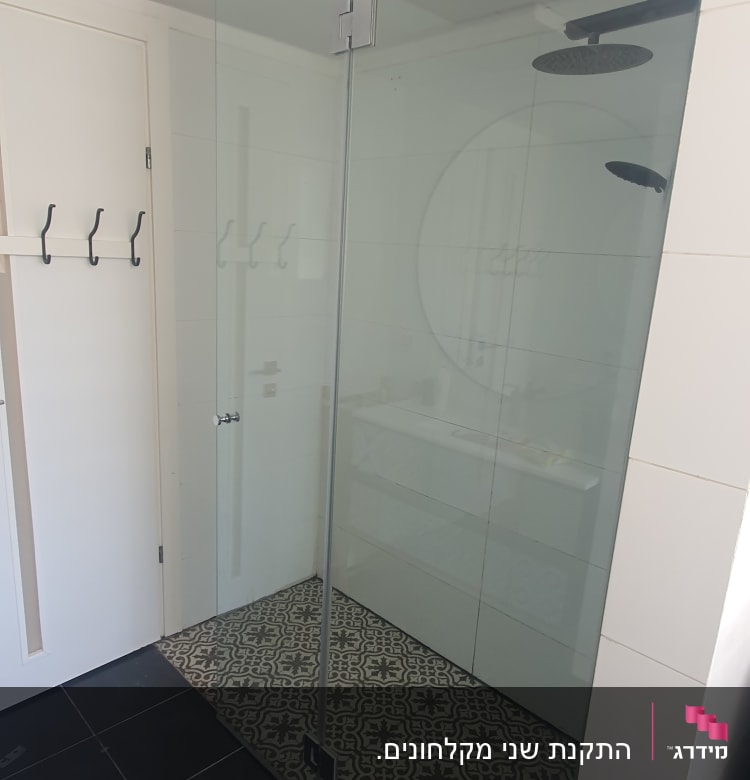 מקלחת זכוכית עם ראש מקלחת עגול עליון